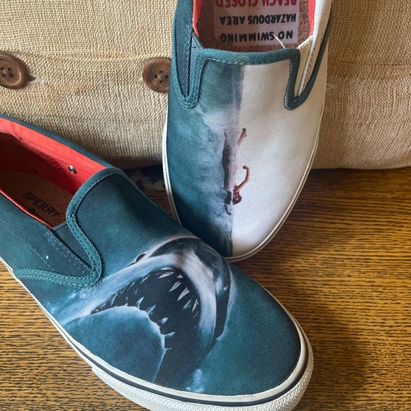 SPERRY, MENS SIZE 9, SLIP ON CANVAS, JAWS THEME SHOE - Picture 13 of 16